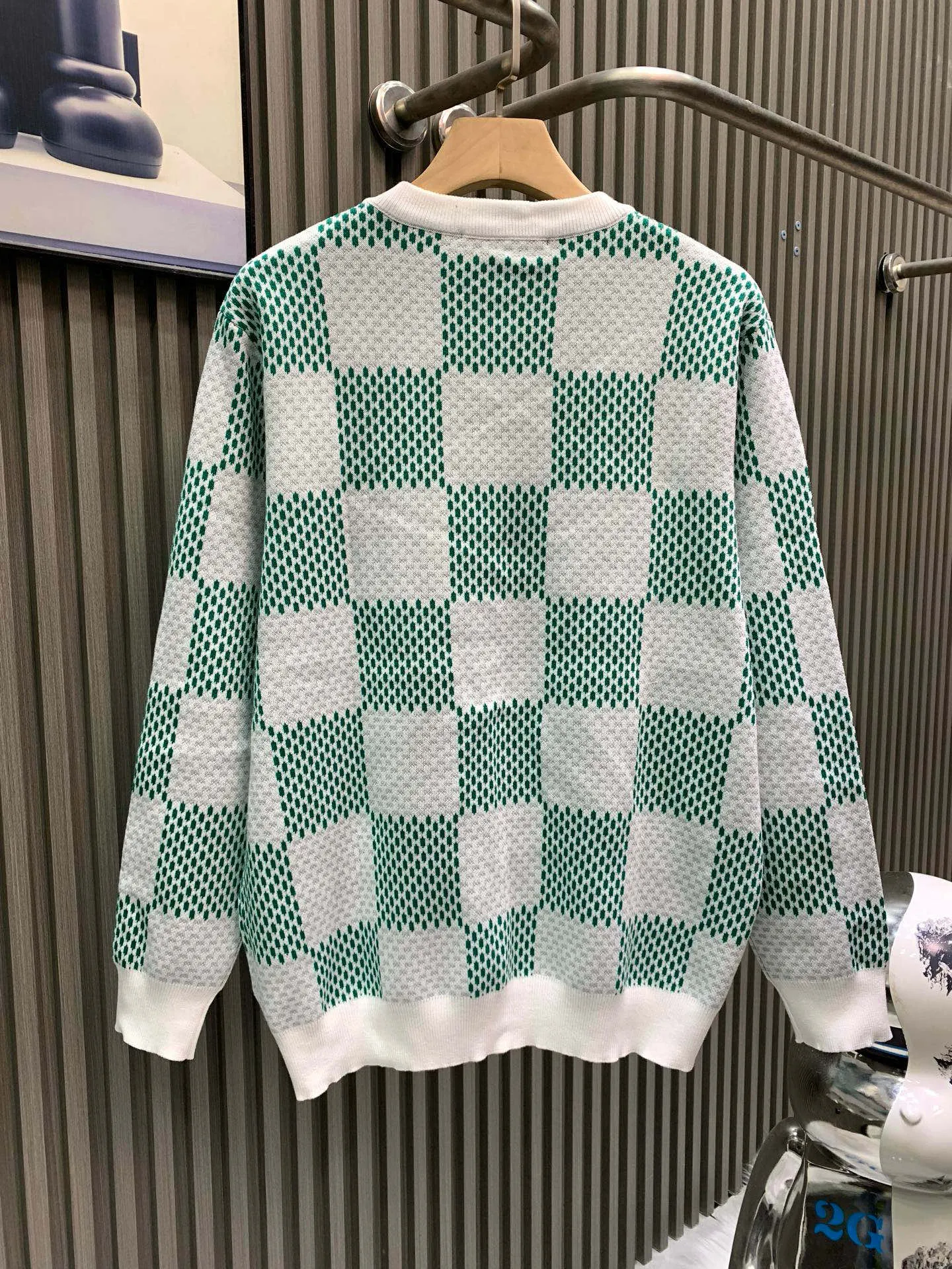 🅿️340 🀄️ Louis Vuitton Louis Vuitton*25SS green checkerboard round neck long-sleeved sweater. Originally purchased for 11,340. Fei Dong co-branded series. It is made of 14s fine knitting pieces and woven pieces imported from Germany. The knitting threads are color-matched. Environmentally friendly fixed dyeing. Customized cotton yarns are introduced. The yarns are processed by mercerization. Jacquard fabrics require fine yarn count and extremely high requirements for raw cotton. The body of the garment is made of imported 7-knit silk square weaving and jacquard craftsmanship. Each piece takes 150 minutes. The letter pattern adopts a double-sided wool hanging process, which is fine workmanship and clear texture. The extremely fine weaving thread is made of environmentally friendly fiber. The stitching uses a 9-pin plate. Each closing edge must be selected by hand. The stitching must be tight and smooth. The front, back, left, and right of the product body are neatly aligned. Combined with a special soft wash process, the body fabric has a soft and waxy drape feel. The softly stretched environmentally friendly microfiber creates the bottom layer and is not easily deformed when stretched.